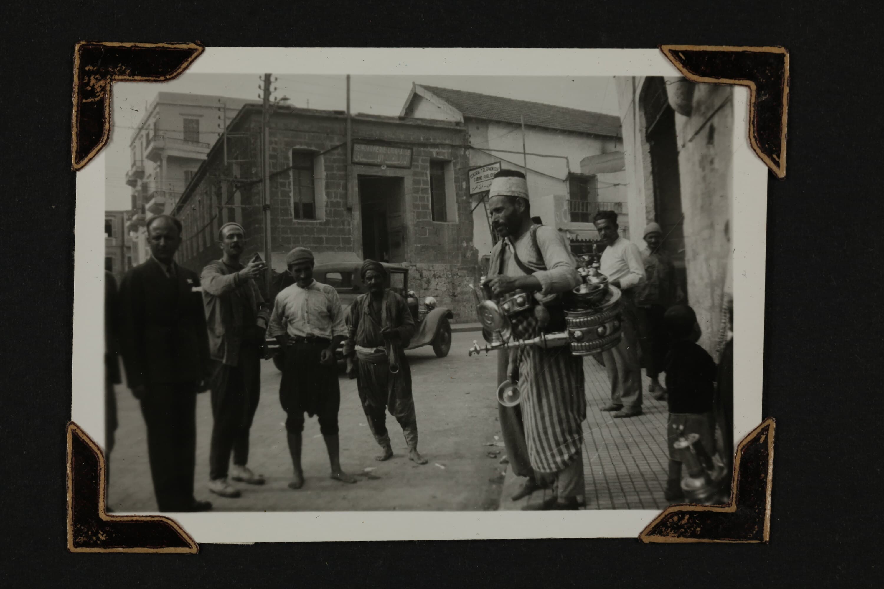 بائع قهوة بإبريقه النحاسي في شارع بطرابلس عام 1941